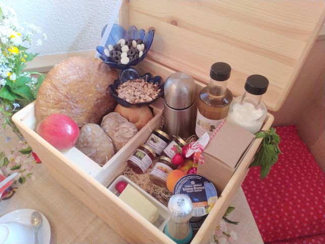 Immagine: Colazione genuina del maso con prodotti freschi